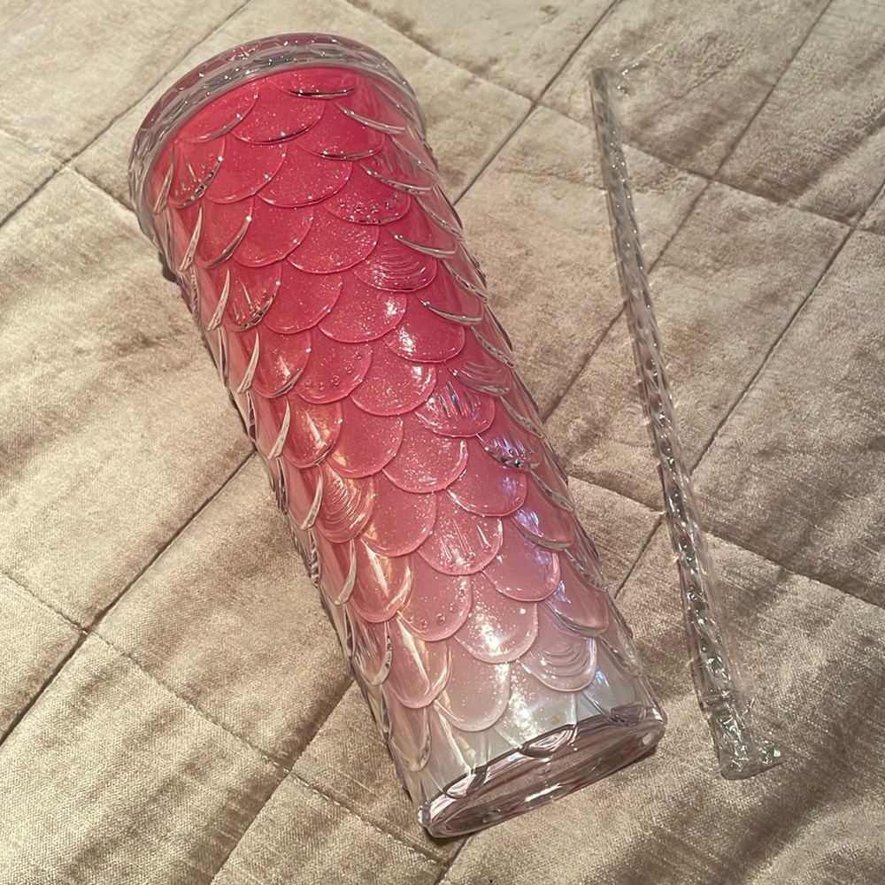 Brand New Mermaid Fins Venti Tumbler Pink & Clear with straw New !